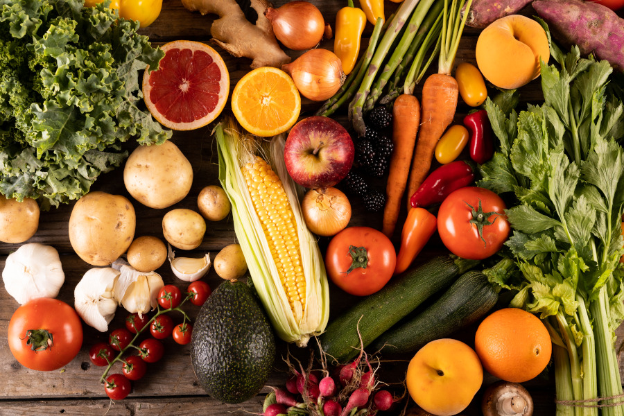 Draufsicht auf verschiedene gesunde Lebensmittel, Gemüse, Rohkost, Obst und Bio-Konzept.Draufsicht auf verschiedene gesunde Lebensmittel, Gemüse, Rohkost, Obst und Bio-Konzept. Draufsicht auf verschiedene gesunde Lebensmittel, Gemüse, Rohkost, Obst und Bio-Konzept.